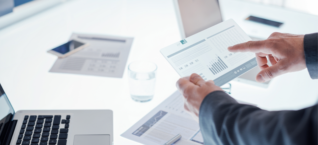 dirigente che consulta dei report